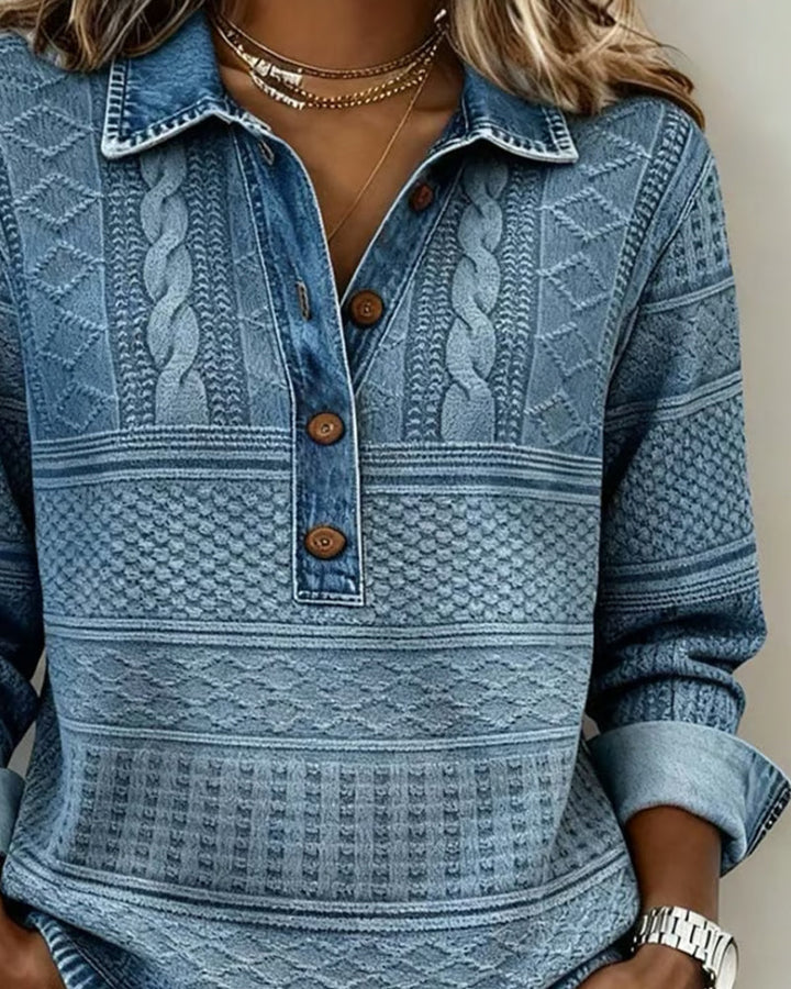 LILLIAN – STRICKOBERTEIL MIT KNÖPFEN AUS STRUKTURIERTEM DENIM
